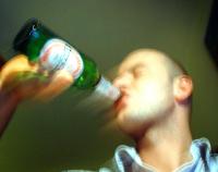 Alkoholsucht kann bereits durch den regelmäßigen Konsum kleiner Mengen Alkohol beginnen