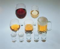 Gläser mit alkoholischen Getränken