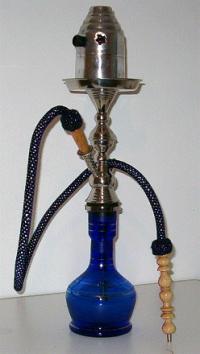 Eine Shisha, beziehungsweise Wasserpfeife. Meist wird sie mit Tabak und Fruchtaromen geraucht