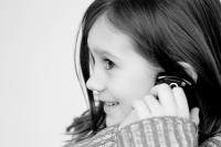 Schon immer jüngere Kinder und Jugendliche erhalten ein eigenes Handy. Diese frühe Gewöhnung fördert eine eventuelle Abhängigkeit