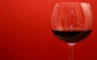 Rotwein. Die Farbe des Weines hängt unter anderem von Rebsorte, Herkunft des Weines, Verarbeitungsverfahren, Lagerungsart und Jahrgang ab