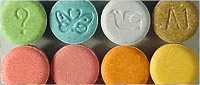 Bild: Zu sehen ist die Droge Aufputschmittel, dargestellt durch bunte Ecstasy-Tabletten